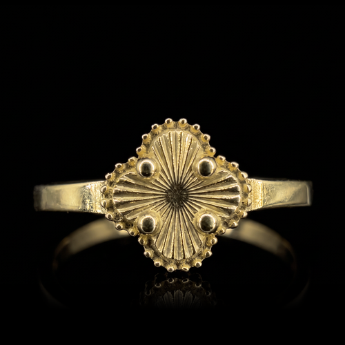 10k gold clover ring 8mm, clover front view on black